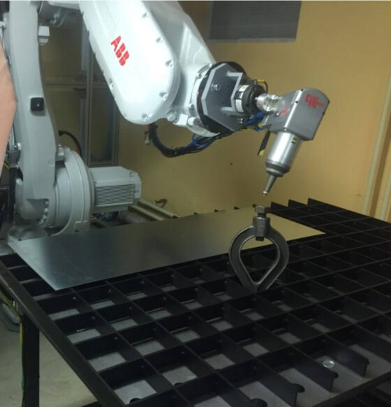 Fiber cutting laser mounted on a robotic arm