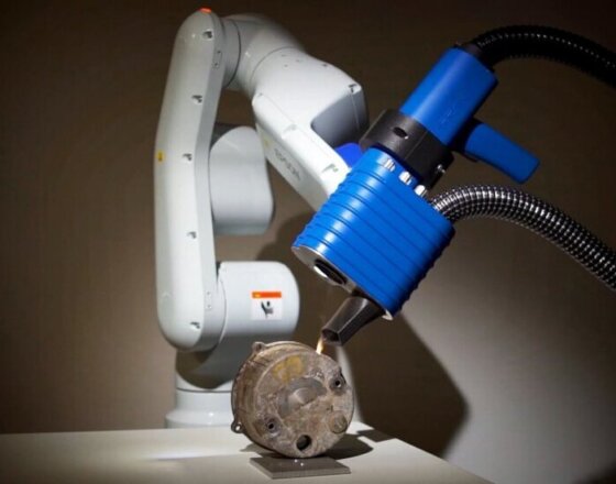 Robotický čisticí laser