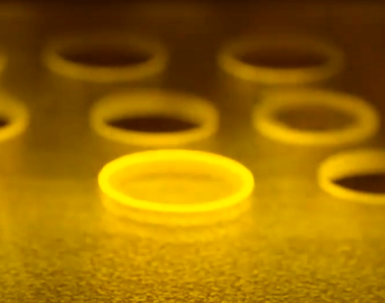 Laserové vrtání skla