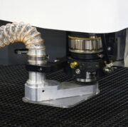 Laser cutting head attached with suction unit