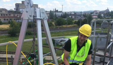 Fiber laser cleaning in industrial area