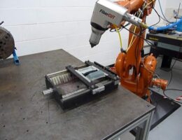 Laser robotic cell equipped with fiber cutting laser