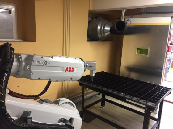 Fiber cutting laser mounted on robotic arm