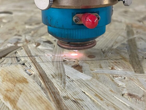 CO2 laser na řezání dřevotřísky