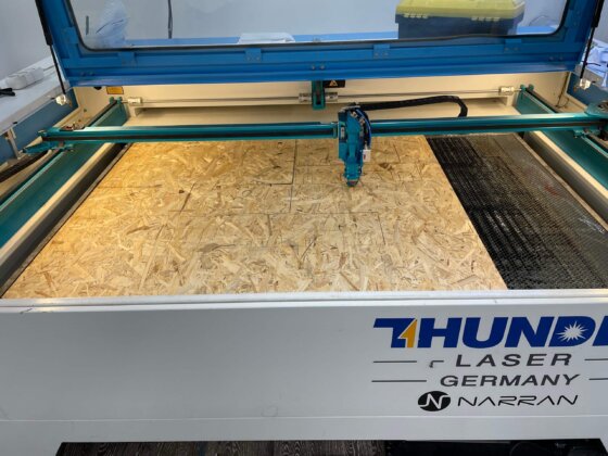 Laserové řezání dřevotřísky