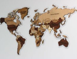 Mapa světa vyřezaná laserem