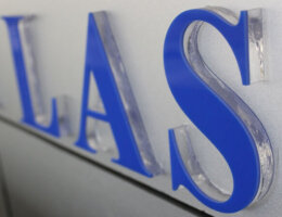 Řezání plastu CO2 laserem