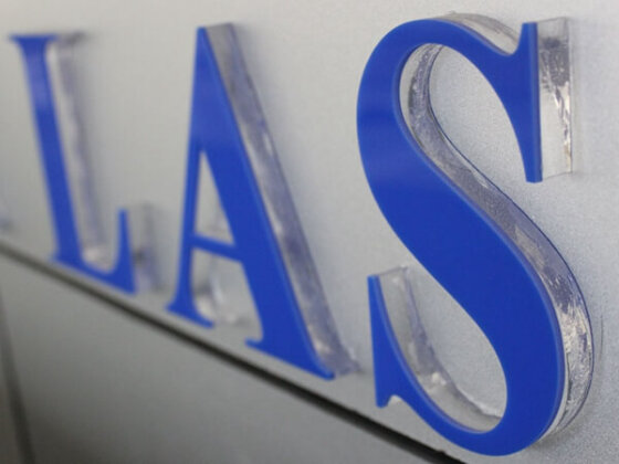 Řezání plastu CO2 laserem