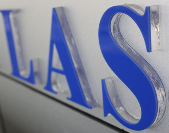 Laserový výřez akrylátu