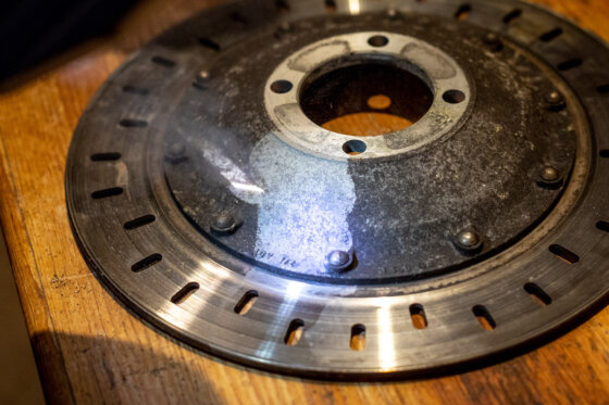 Cleaning the brake plate with a pulsed laser