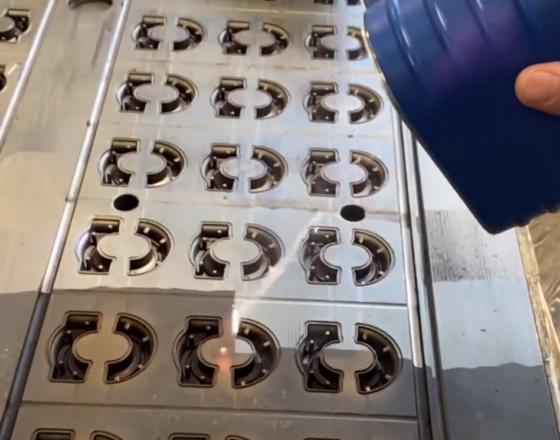 Laser cleaning of injection moulds