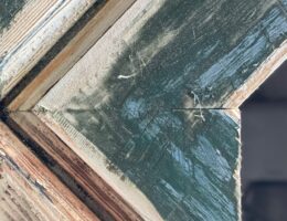 Laserové čištění barvy ze dřeva