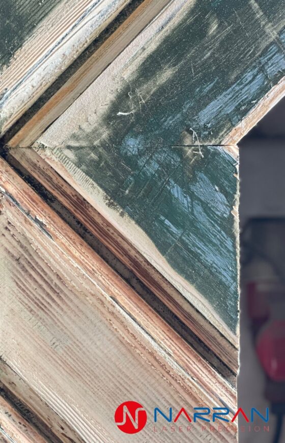 Laserové čištění barvy ze dřeva