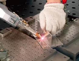 Ruční laserové svařování hliníkového plátu