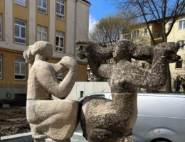 Oxidized statues cleaned by laser