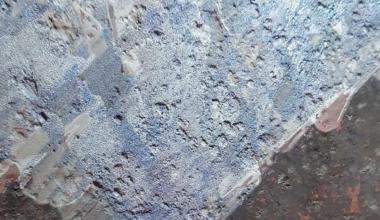 The process of removing organic deposits and old varnish using a laser