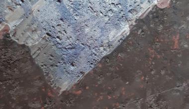 The process of removing organic deposits and old varnish using a laser