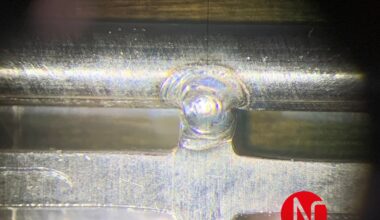 Zblízka zachycený dokončený laserový svar na nerezovém materiálu.