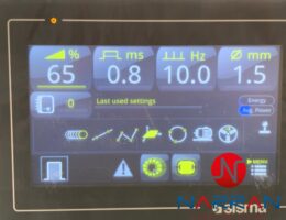 Displej s nastavenými parametry laserové svářečky Sisma SWA 150.