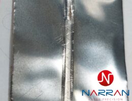 Laserový svar na tenkém nerezovém plechu o tloušťce 0,2 mm s čistým a hladkým povrchem