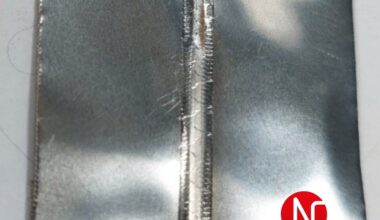 Laserový svar na tenkém nerezovém plechu o tloušťce 0,2 mm s čistým a hladkým povrchem