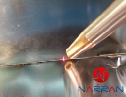 Proces laserového svařování nerezového plechu s ruční svářečkou Theo MA35, zaměření na místo svaru.