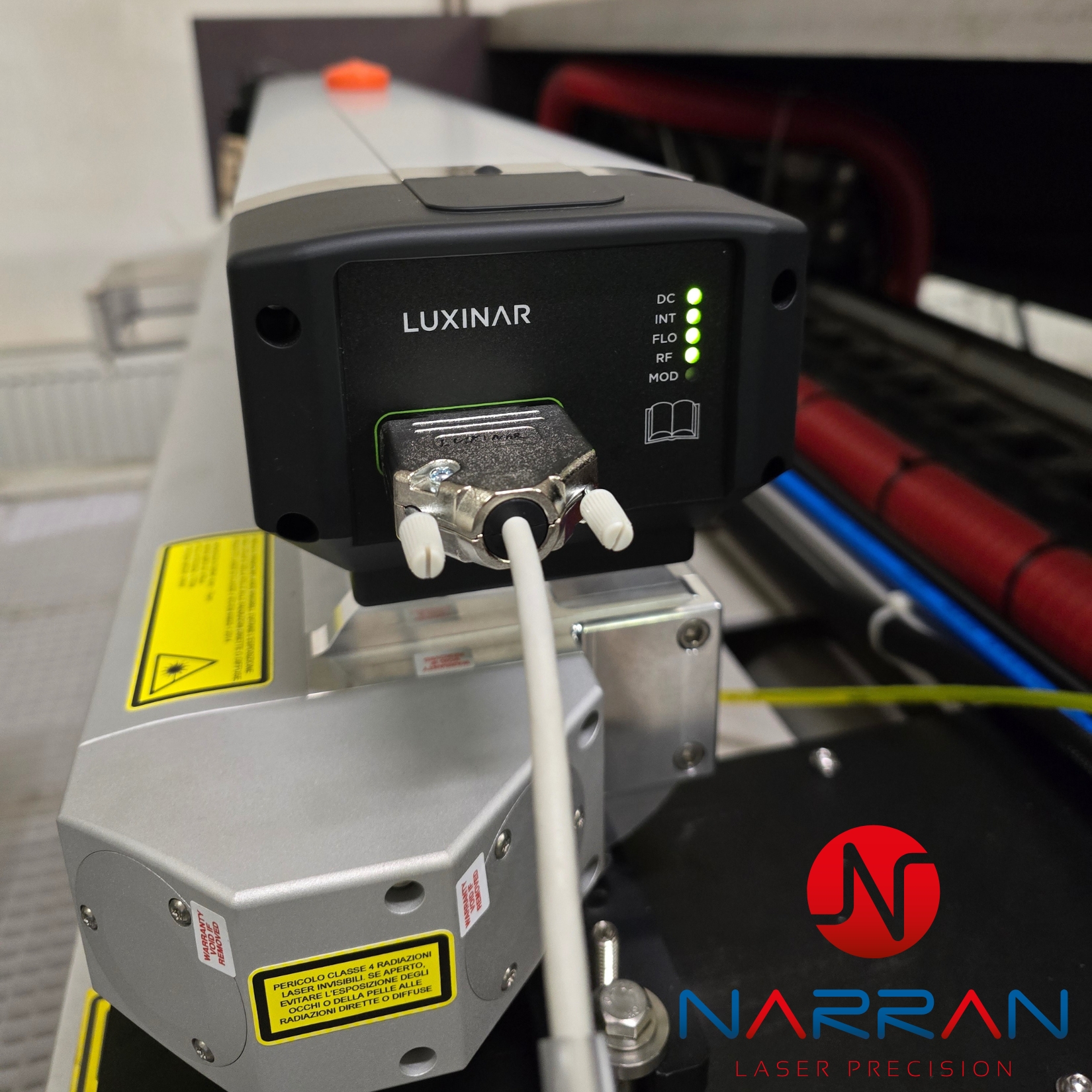 Detail instalace trubice Luxinar SR i-series do stroje Multicam