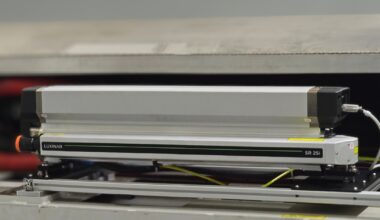 Kompletně nainstalovaná CO₂ laserová trubice Luxinar SR 25i ve stroji Multicam.